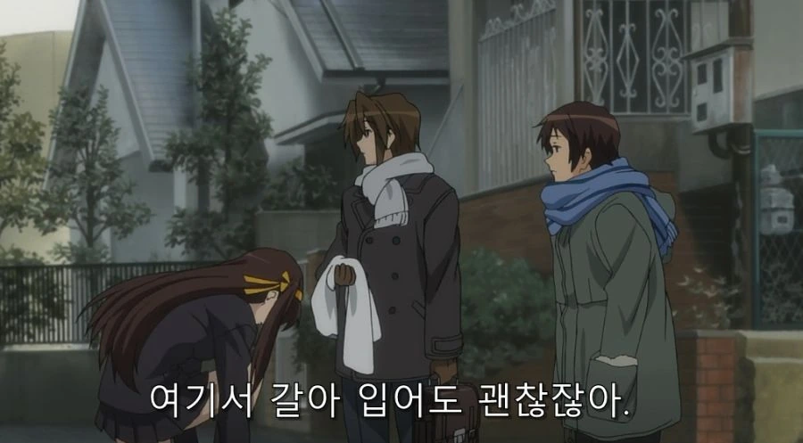 길거리에서 옷 갈아입는 스즈미야 - 이미지 3