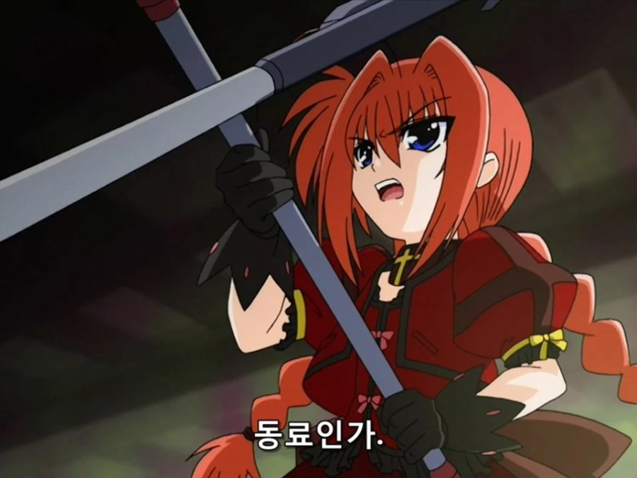 친구를 구하기 위해서 멋지게 나타난 금발의 소녀