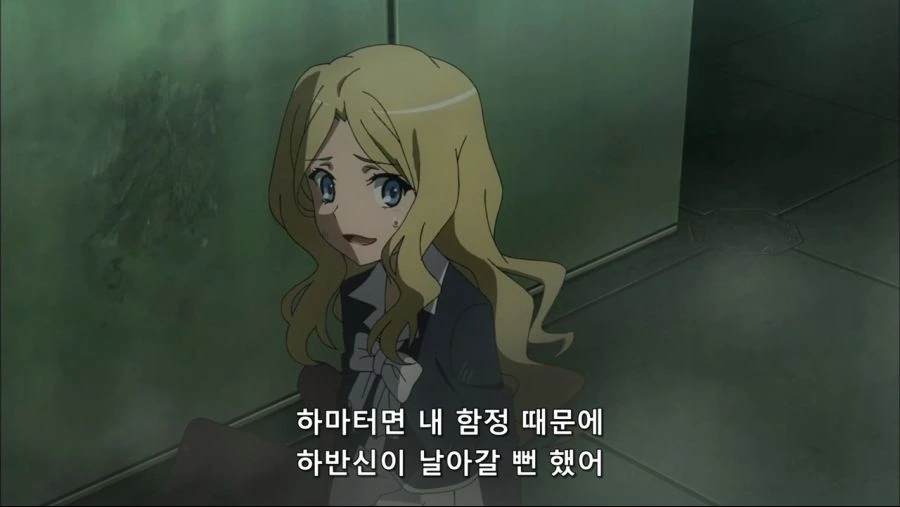 매력적인 금발의 미소녀