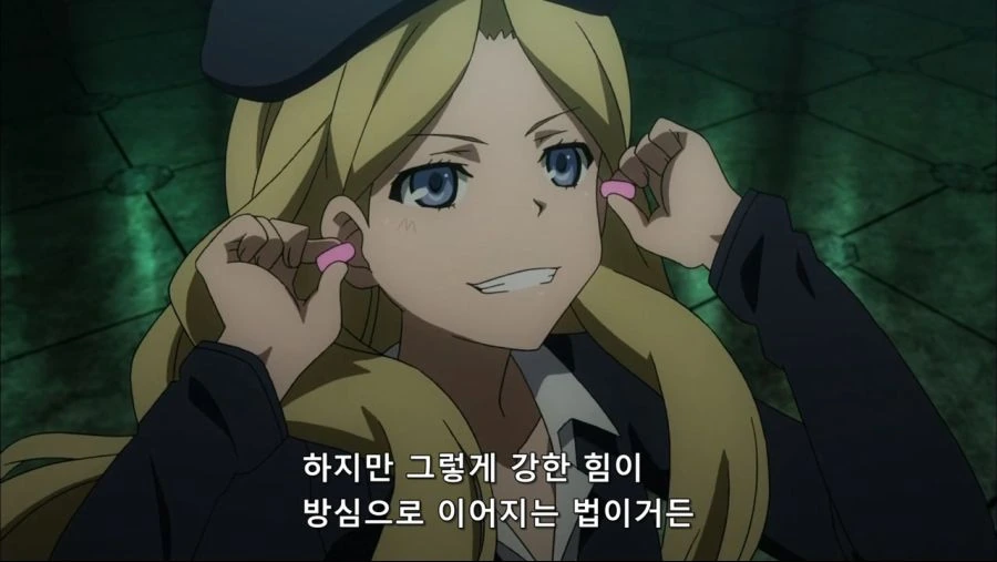 기발한 작전을 생각하는 금발