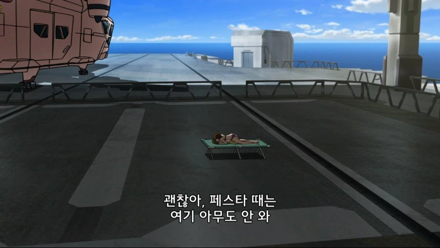 애정행각을 펼치는 커플들 앞에 나타난 이상한 인형