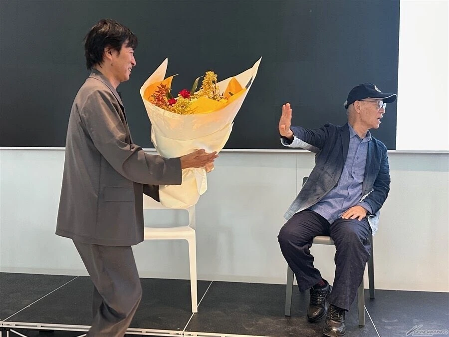 카와모리 쇼지의 꽃다발을 거부하는 토미노